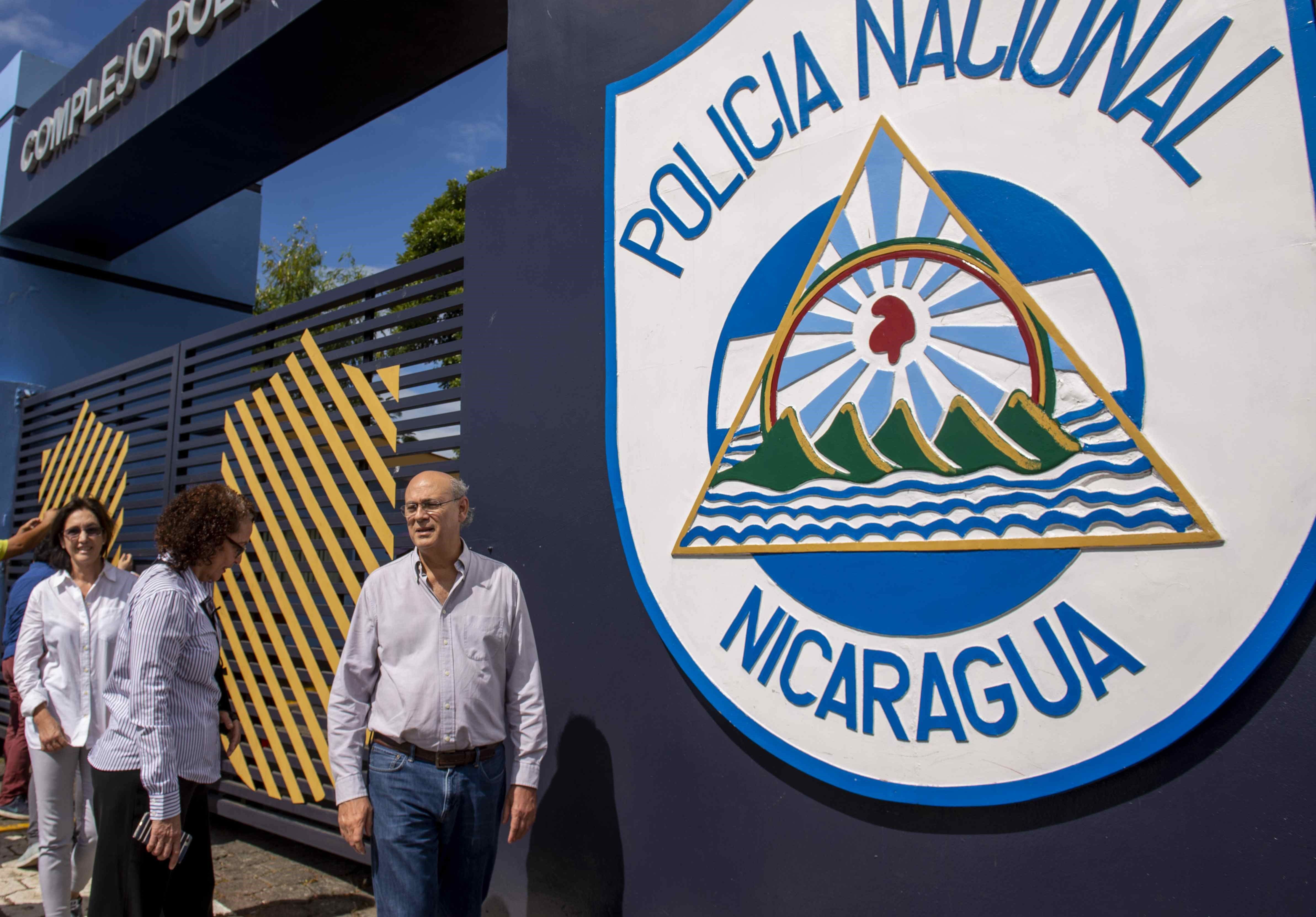 El director del semanario Confidencial, Carlos Fernando Chamorro, espera respuesta sobre el allanamiento del medio de comunicación en las afuera de la sede central de la policía nacional, hoy en Managua. (EFE/Jorge Torre)