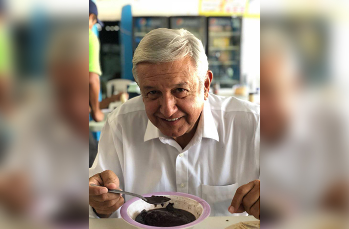 Caldo de gallina en Palacio Nacional; AMLO recibiría al América por su triunfo