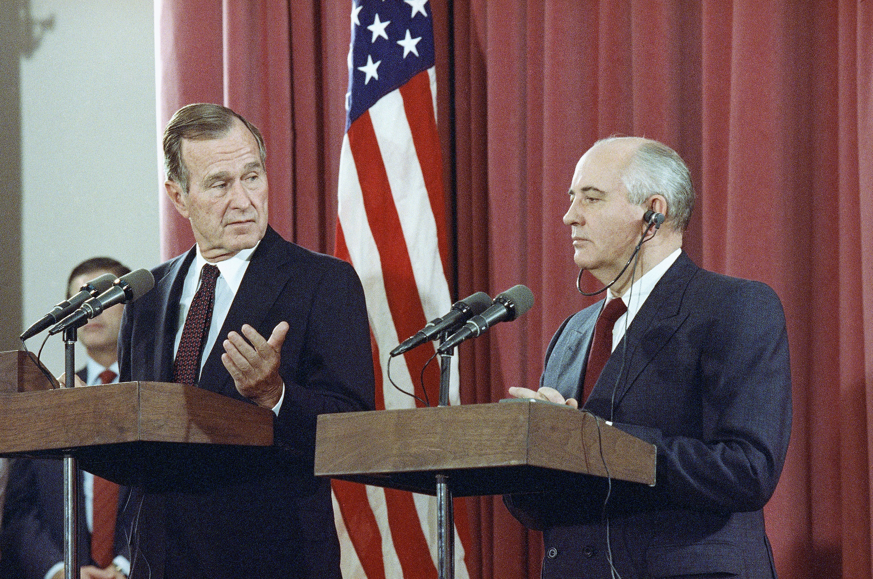 Bush gestures y Gorbachev. (AP Photo/Jerome Delay, File)