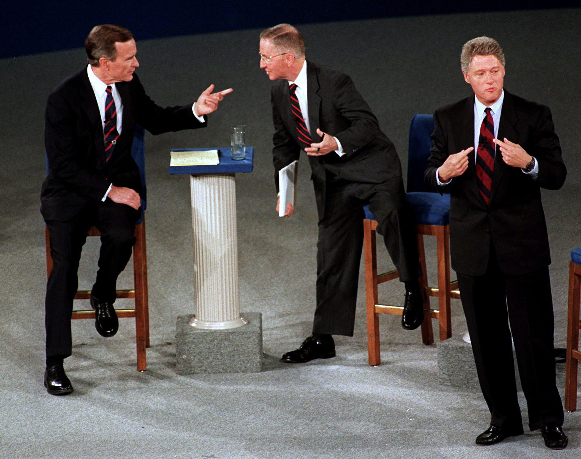 George H.W. Bush, el candidato independiente Ross Perot y el demócrata Bill Clinton durante un debate presidencial. (AP Photo/Marcy Nighswander, File)