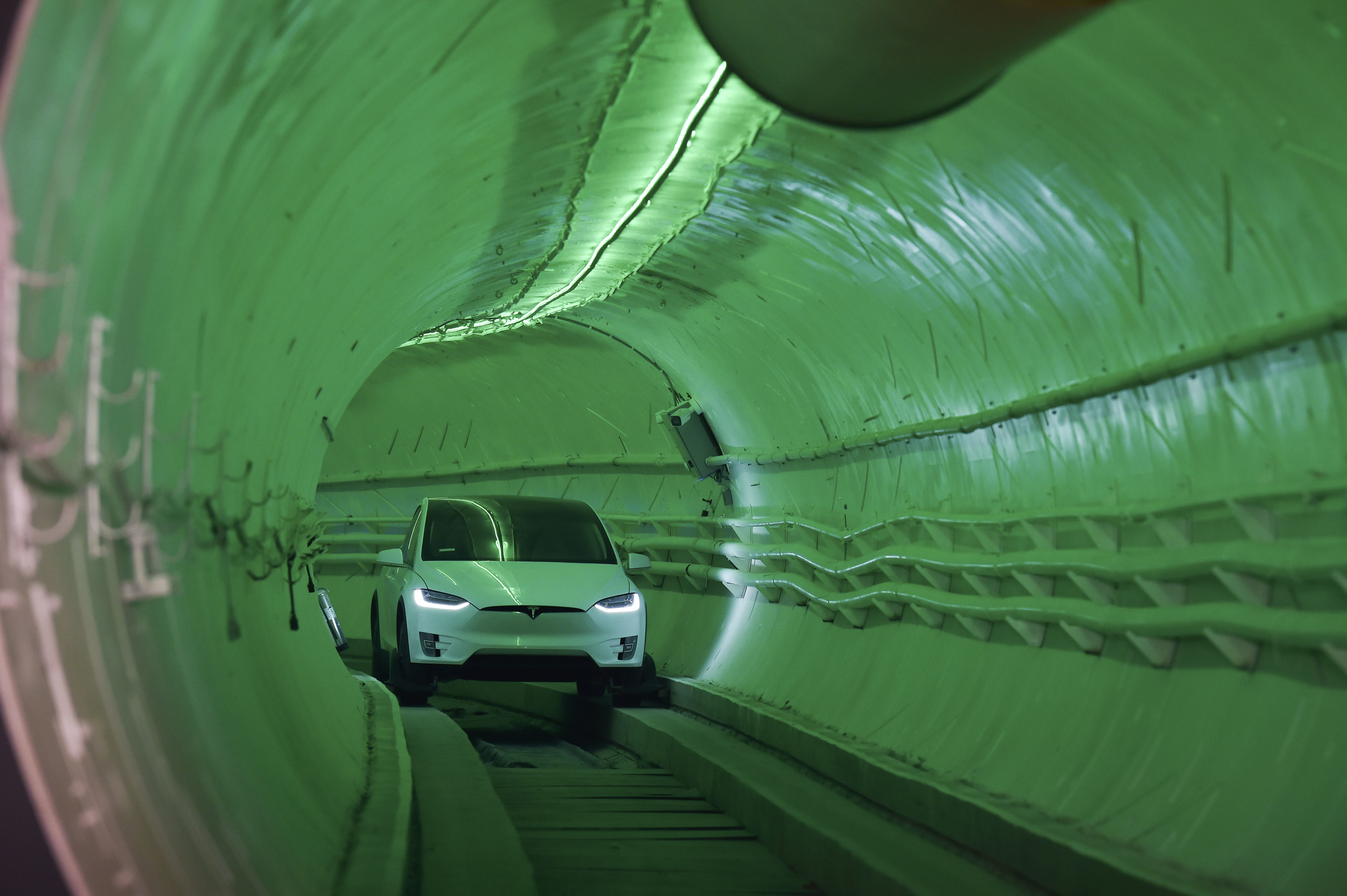 La llegada de Elon Musk a bordo de un Modelo X modificado de Tesla a través del túnel de prueba de la Boring Co. en Hawthorne, California, el martes 18 de diciembre de 2018. (Robyn Beck/Pool Foto vía AP)