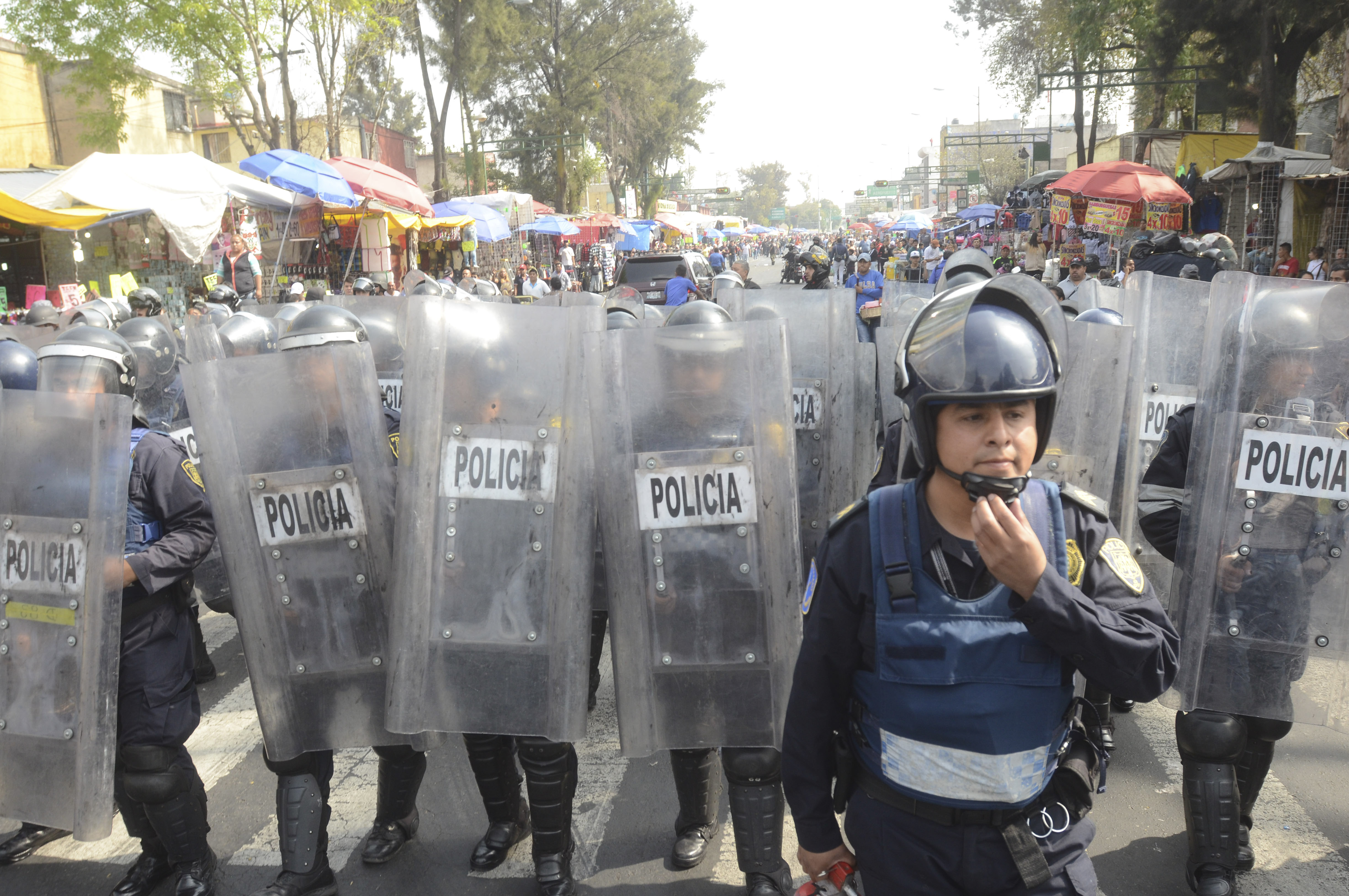 Granaderos en el conflictivo barrio de Tepito, uno de los más peligrosos de la capital (FOTO: ARMANDO MONROY /CUARTOSCURO.COM)