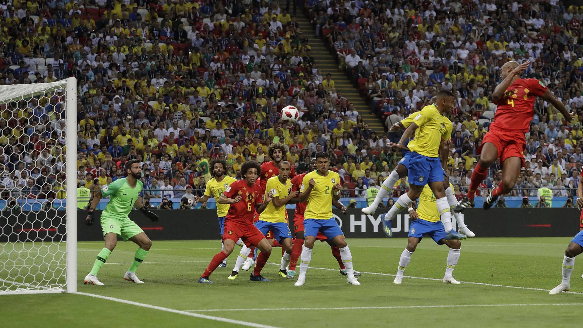 Fernandinho marcó un gol en contra en la eliminación de Brasil del Mundial de Rusia 2018 (AP )