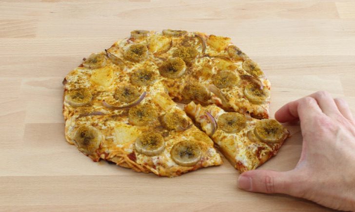 Hay algo peor que la piña en la pizza: Los suizos le ponen curry y banana a la pizza. Sí, banana