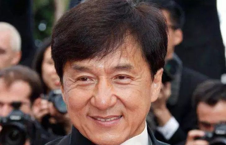 Un padre abusivo, adicto al alcohol y a la prostitución. Jackie Chan se confiesa en sus memorias