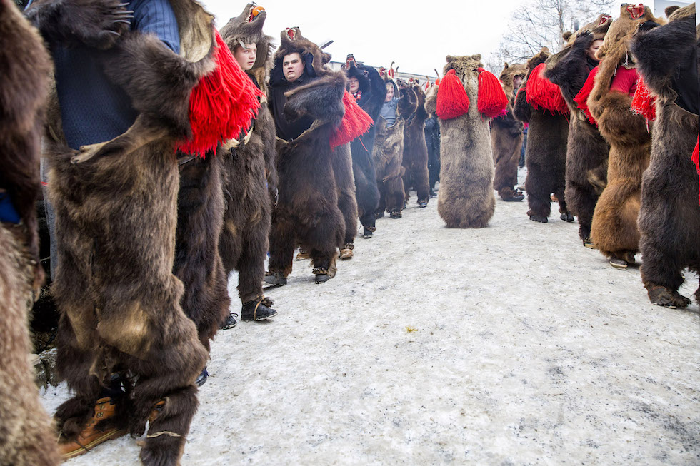 Diana Buzoianu, Rumanía/Reino Unido. Segundo puesto en el premio “Nuevos talentos”.Comanesti, Rumanía. La danza del oso: ritual rumano en el que los participantes se exhiben con campanas, bastones y tambores para echar a los espíritus malignos. (Diana Buzoianu/www.tpoty.com)