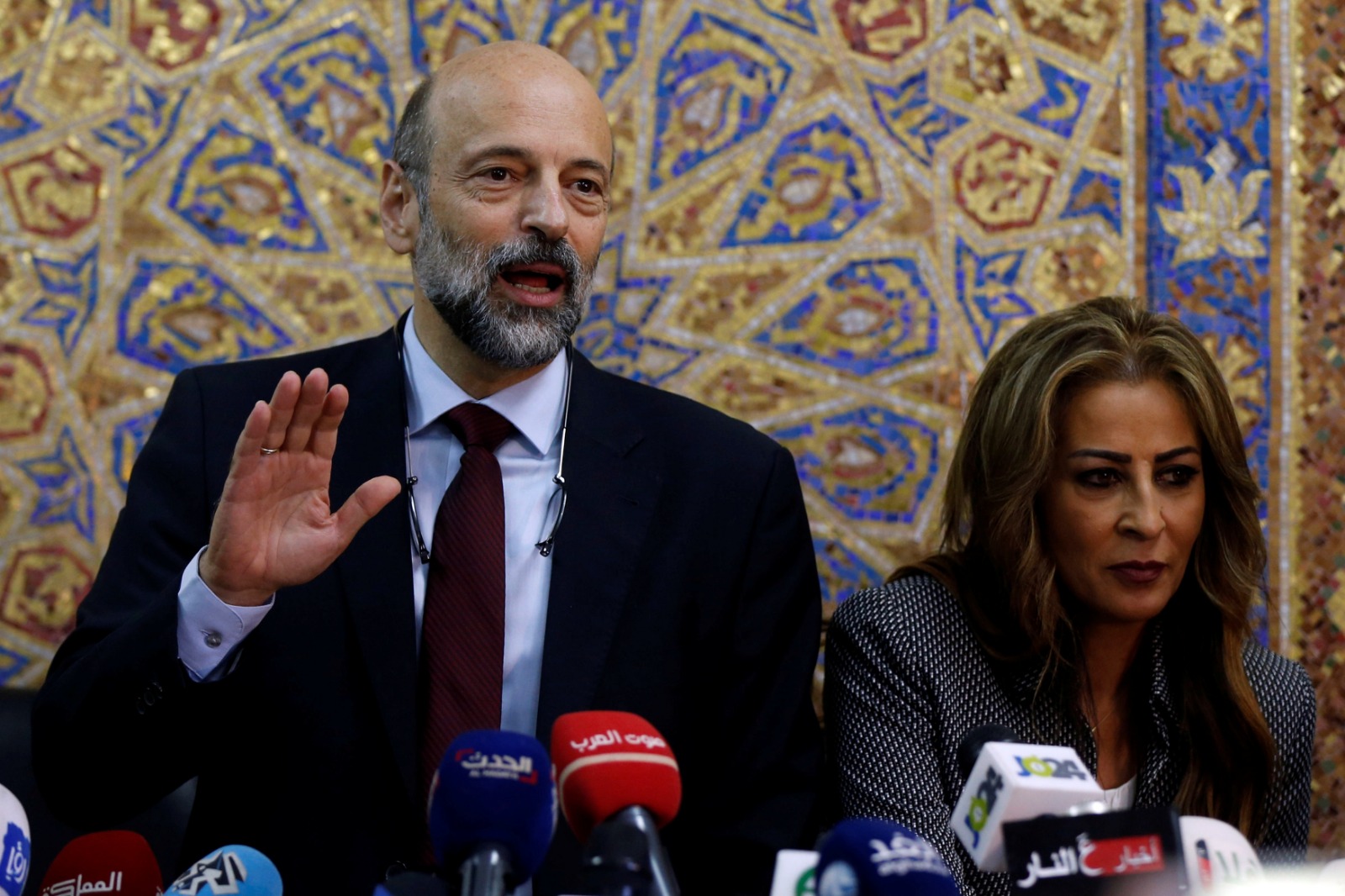 El primer ministro del reino hachemita Omar Razzaz evitó pisotear la bandera israelí y fue criticado por los jordanos