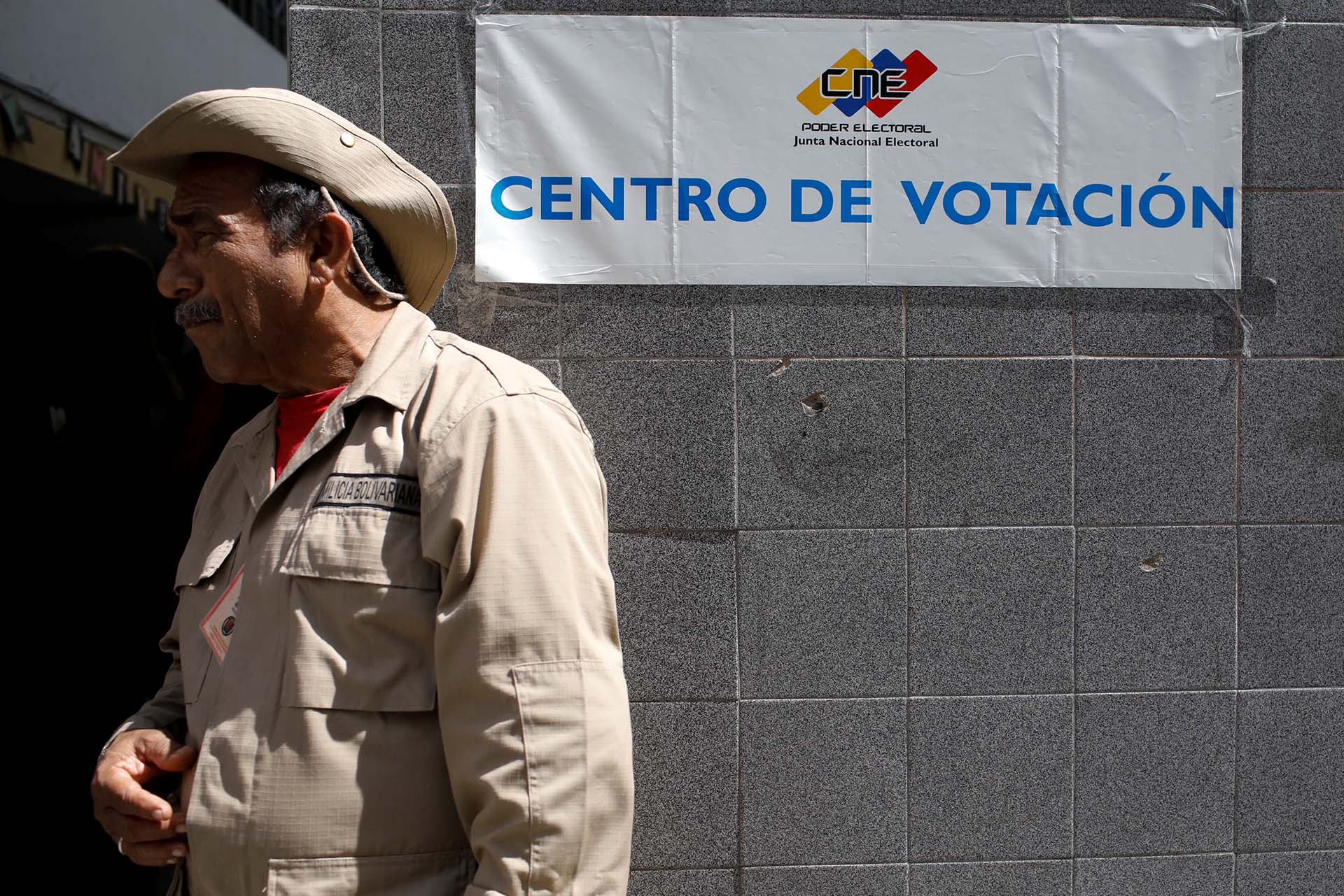 Las elecciones de concejales en Venezuela están marcadas tradicionalmente por la baja intención de voto, pero al proceso celebrado hoy se le añade el desánimo y la desconfianza del sector opositor en el árbitro electoral que ha sido señalado de fraudulento en múltiples oportunidades