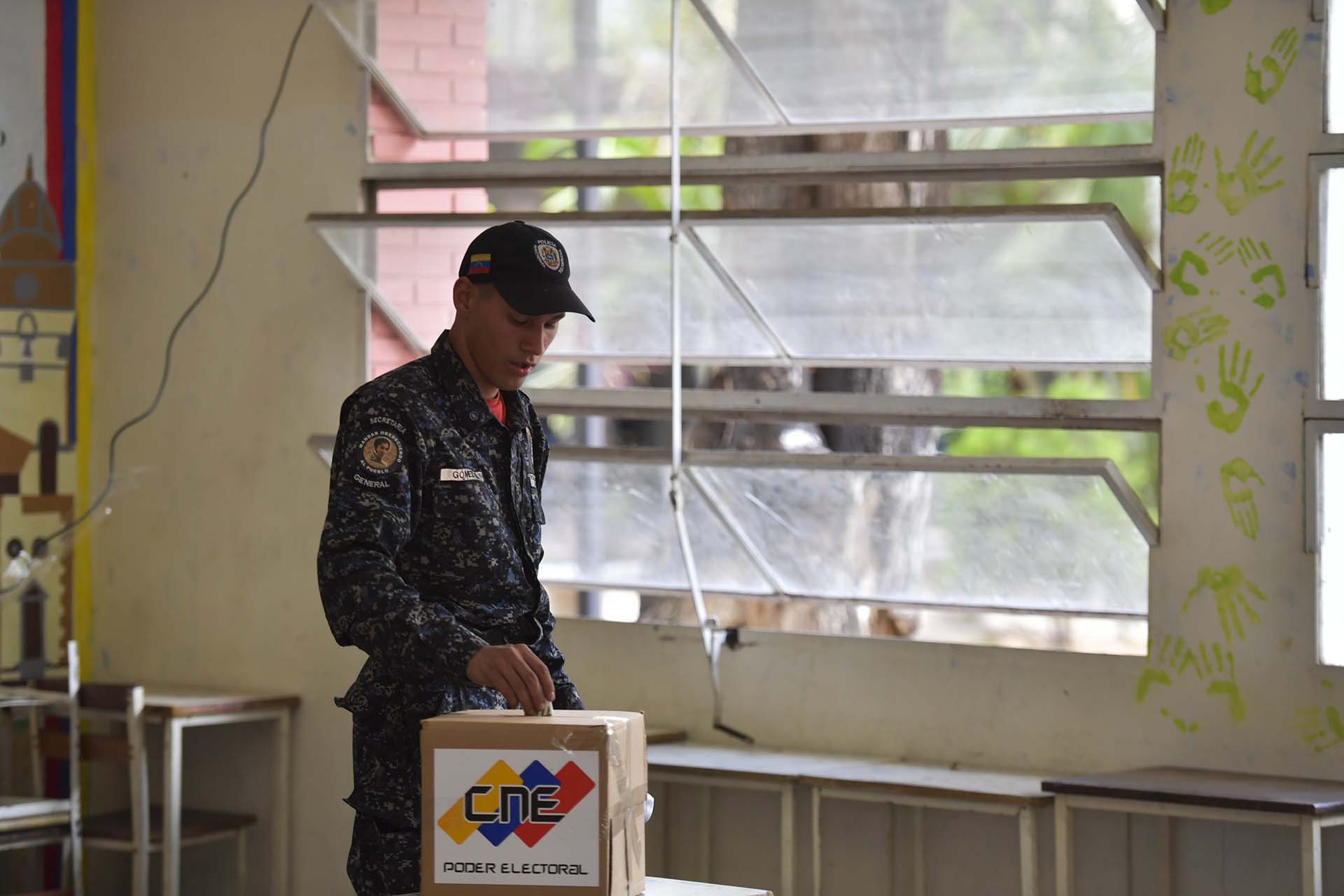 La oposición acusa a Maduro de haber puesto a su servicio los poderes electoral y judicial, mientras que la cúpula de la Fuerza Armada declara frecuentemente su “lealtad” al dictador chavista