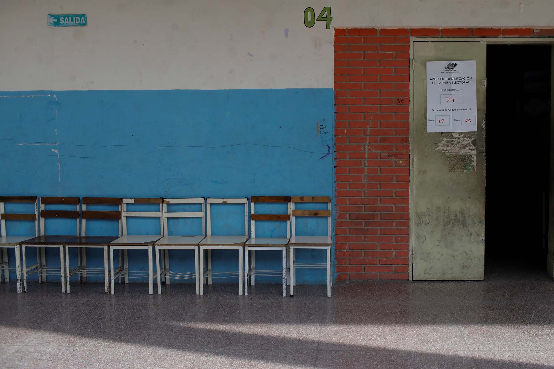 Un pronunciamiento similar ha tenido el diputado Francisco Sucre de Voluntad Popular al señalar por la misma red social que “los centros vacíos están demostrando que el pueblo rechaza la #FarsaElectoral de la dictadura y que su deseo es luchar para lograr unas verdaderas elecciones libres”