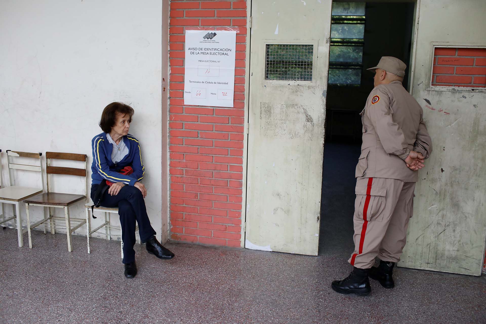 El proceso electoral comenzó hoy con retraso debido a que los centros de votación comenzaron a abrir sus puertas a las 7.00 hora local (11.00 GMT), una hora más tarde de lo establecido por el Consejo Electoral