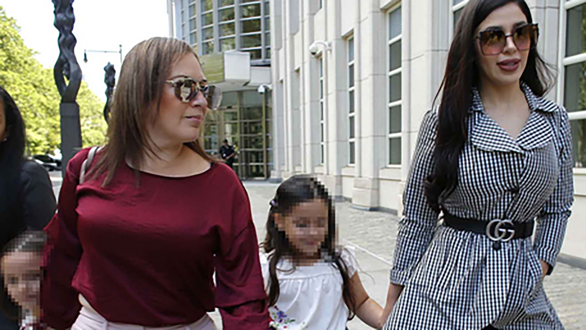 A diferencia de Emma Coronel, las hijas del “El Chapo” sí pueden tener contacto limitado con su padre. (Foto: Archivo Infobae)