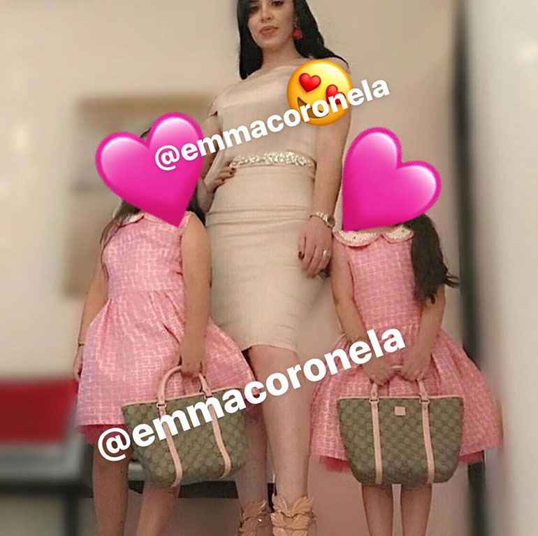 En redes sociales, Emma Coronel se ha mostrado con las niñas.