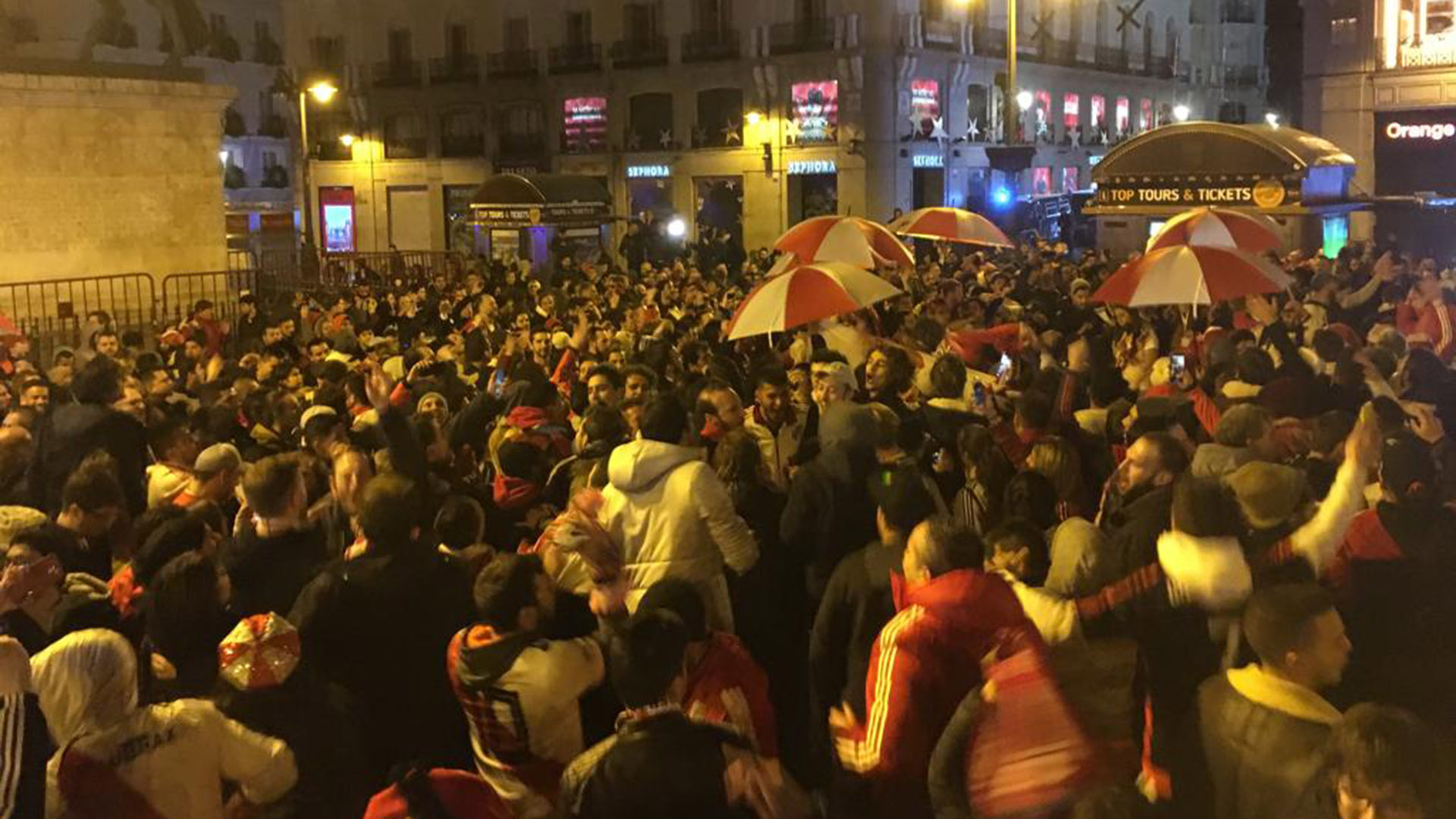 Escena desde lo alto de una de las vallas donde se subieron los hinchas de River (Foto: Tomás Orihuela)