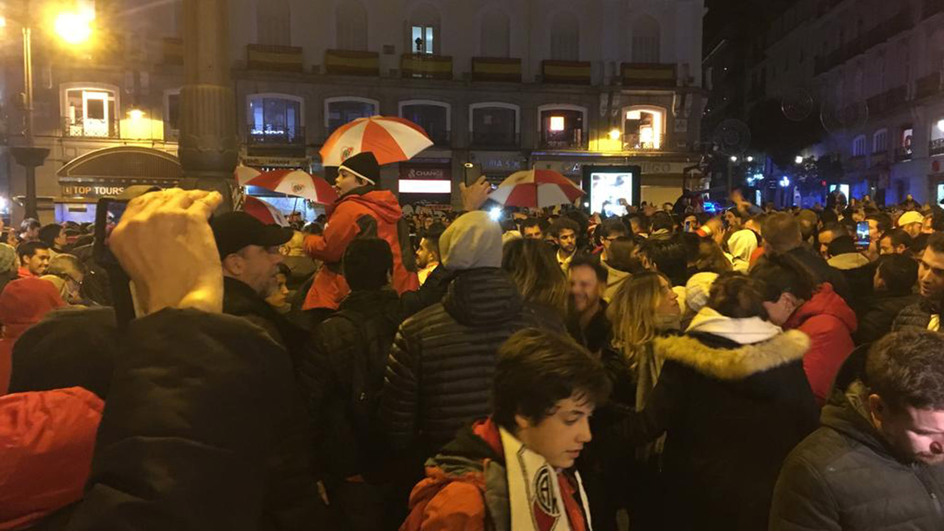 Decenas de aficionados grabaron los cánticos con sus celulares (Foto: Tomás Orihuela)