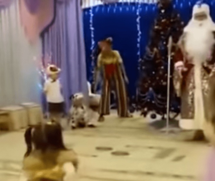 Muere Santa Claus en una fiesta infantil enfrente a niños | Vídeo