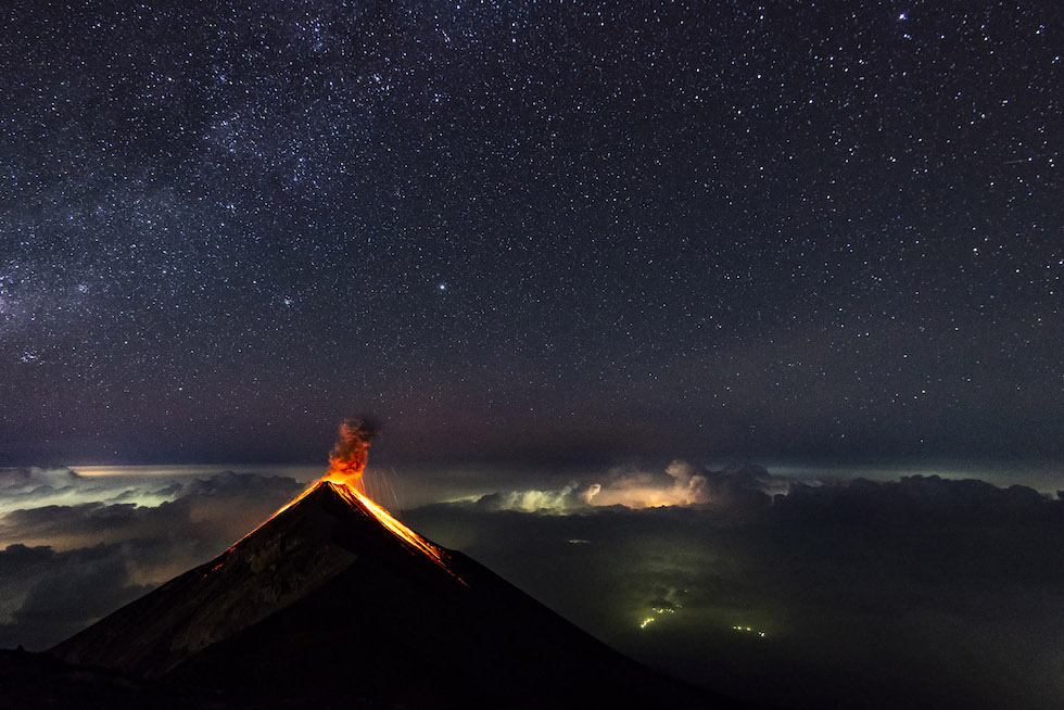 Florent Mamelle, Francia. Mejor foto en la categoría “Mundo natural”. El volcán de Fuego, en Guatemala, en una foto tomada desde el volcán Acatenango, a 4000 mil metros de altitud. En alto, a la izquierda, es visible la Vía Láctea. (Florent Mamelle/www.tpoty.com)