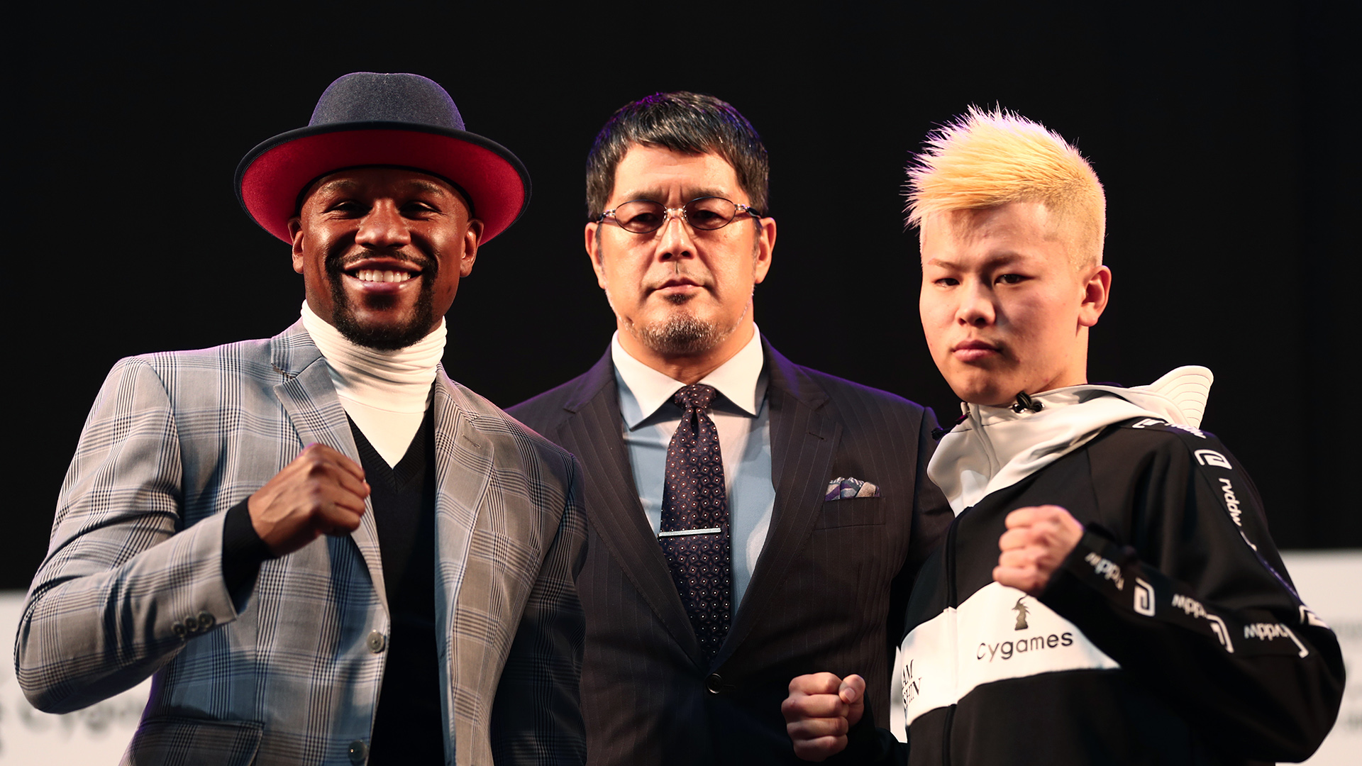 La leyenda del boxeo Floyd Mayweather Jr y el kickboxer Tenshin Nasukawa posan durante el pesaje (AFP)