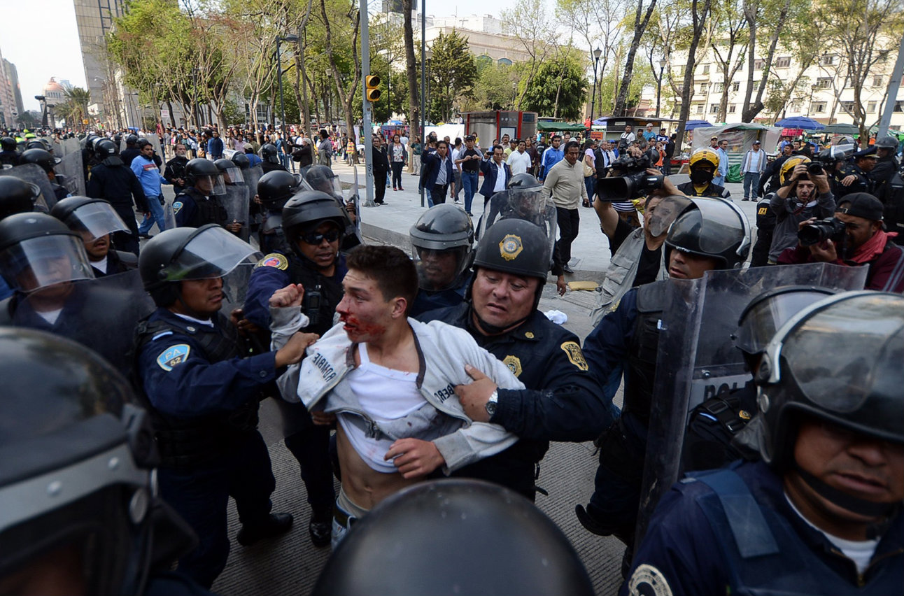 Un hombre golpeado por granaderos en Ciudad de México (Foto: @AlexDiazA4)