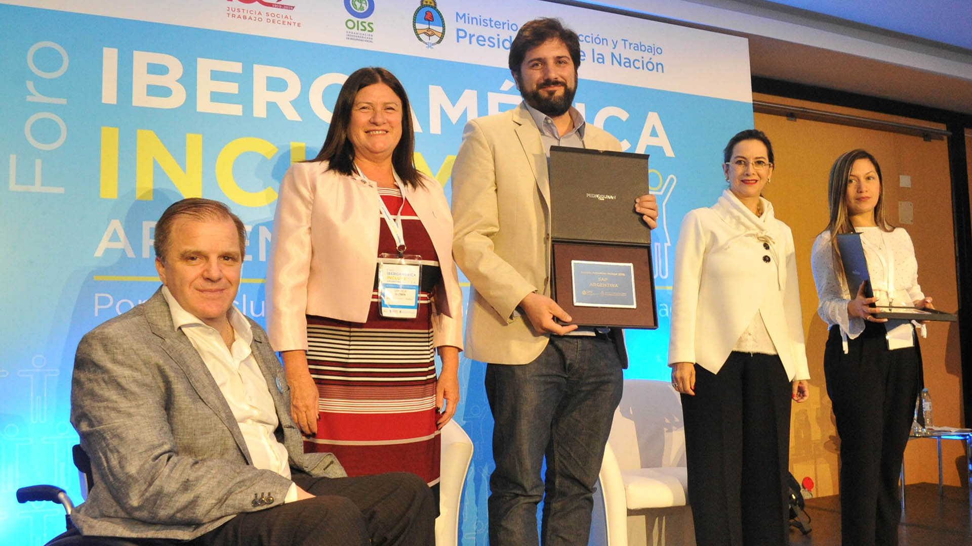 Martín Arregui, director de Promoción para la Inclusión Laboral, y Graciela Guzmán, secretaria de Promoción, Protección y Cambio Tecnológico de la Secretaría de Trabajo y Empleo argentino junto a Gina Magnolia Riaño Barón, secretaria general de la Organización Iberoamericana de Seguridad Social (OISS), entregaron los premios Argentina Incluye e Iberoamérica Incluye a SAP Argentina y Securitas Colombia.