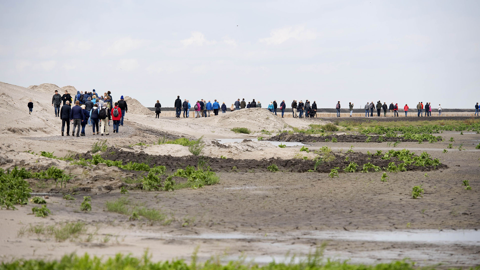 Visitantes recorren una de las cinco islas (AFP)