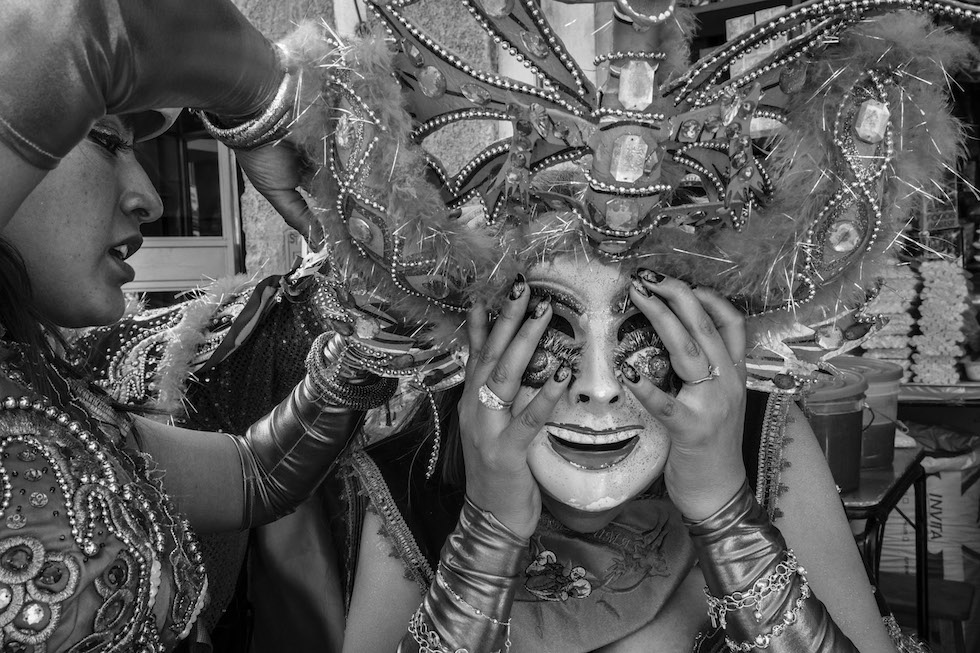 Jose Antonio Rosas, Perù. Ganador del premio “Nuevos Talentos”.Puno, Perù. La fiesta de la Candelora es la mayor fiesta callejera de Perú. Una bailarina ayuda a una compañera con su máscara. (Jose Antonio Rosas/www.tpoty.com)