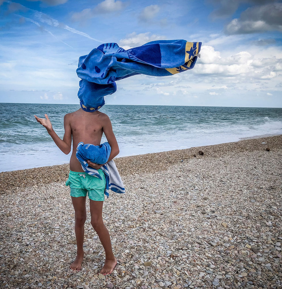 Josien Van Geffen, Países Bajos. Mención en la categoría de “Fotos tomadas con un smartphone”.Civitanova, Italia. Un hombre lanzó la toalla hacia su hijo para ver cuán fuerte soplaba el viento (Josien Van Geffen/www.tpoty.com)