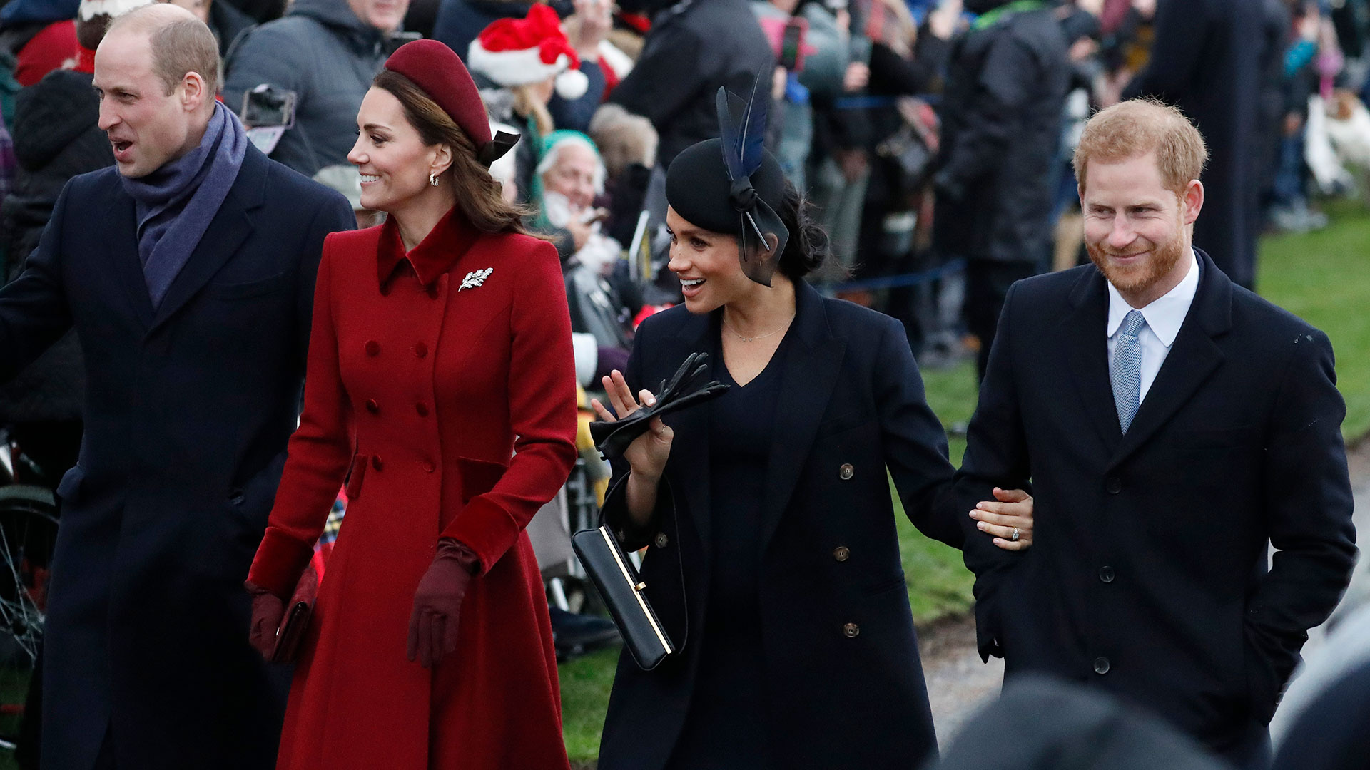 Los duques deCambridge y los duques de Sussex fueron caminando juntos a la misa de Navidad (AP)