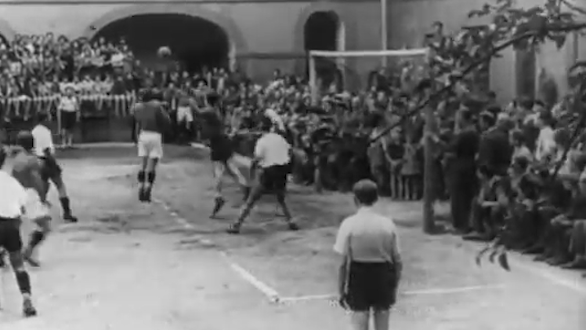 Los partidos se jugaban en el patio de unas barrancas y como el espacio no era tan grande, la cantidad de jugadores se redujo a siete por equipo