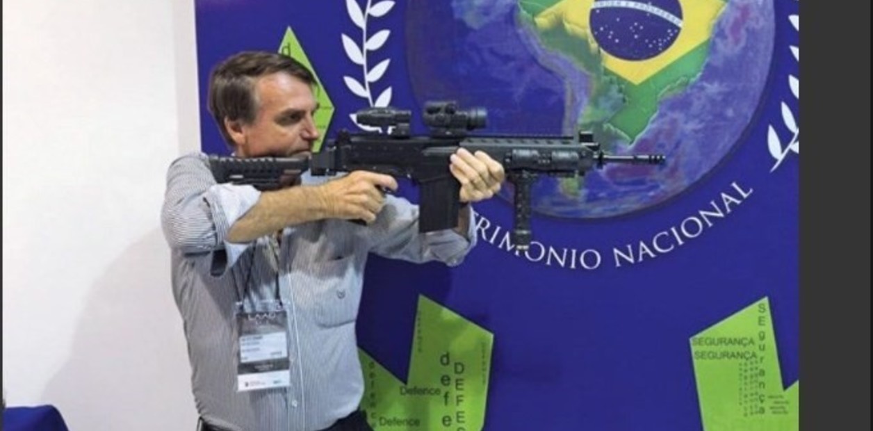 Promete Bolsonaro flexibilizar compra de armas de fuego en Brasil