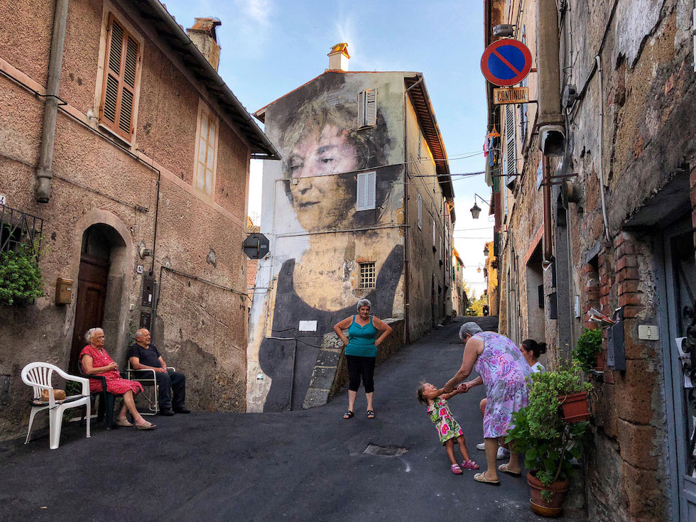 Marina Spironetti, Italia. Mención en la categoría de “Fotos tomadas con un smartphone”.Acquapendente, Italia. Un mural del artista argentino Francisco dejaba sin aliento, pero la escena frente a mis ojos era igualmente hermosa. Me hizo acordar de mi infancia y fue como ingresar en una máquina del tiempo. (Marina Spironetti/www.tpoty.com)