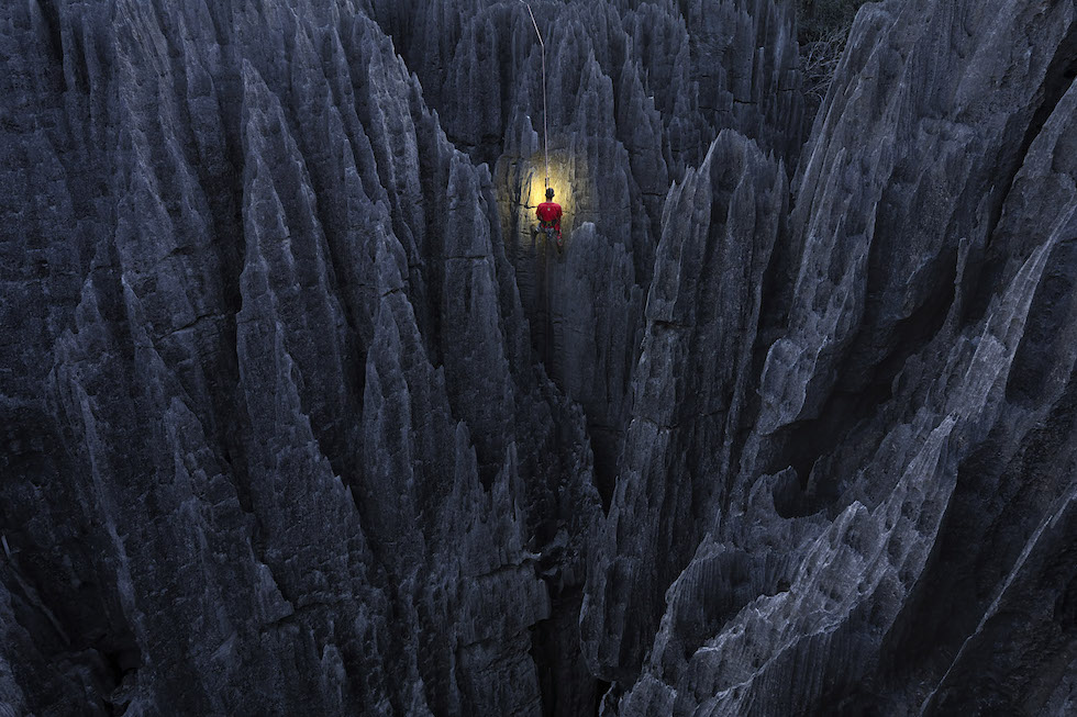 Marsel Van Oosten, Países Bajos. Mención especial en la categoría “Viaje”.Bemaraha, Madagascar. El Grand Tsingys es un raro fenómeno geológico. Las rocas son afiladas como una navaja. Las escalé durante la noche para poder fotografiarlas por la mañana temprano(Marsel Van Oosten/www.tpoty.com)