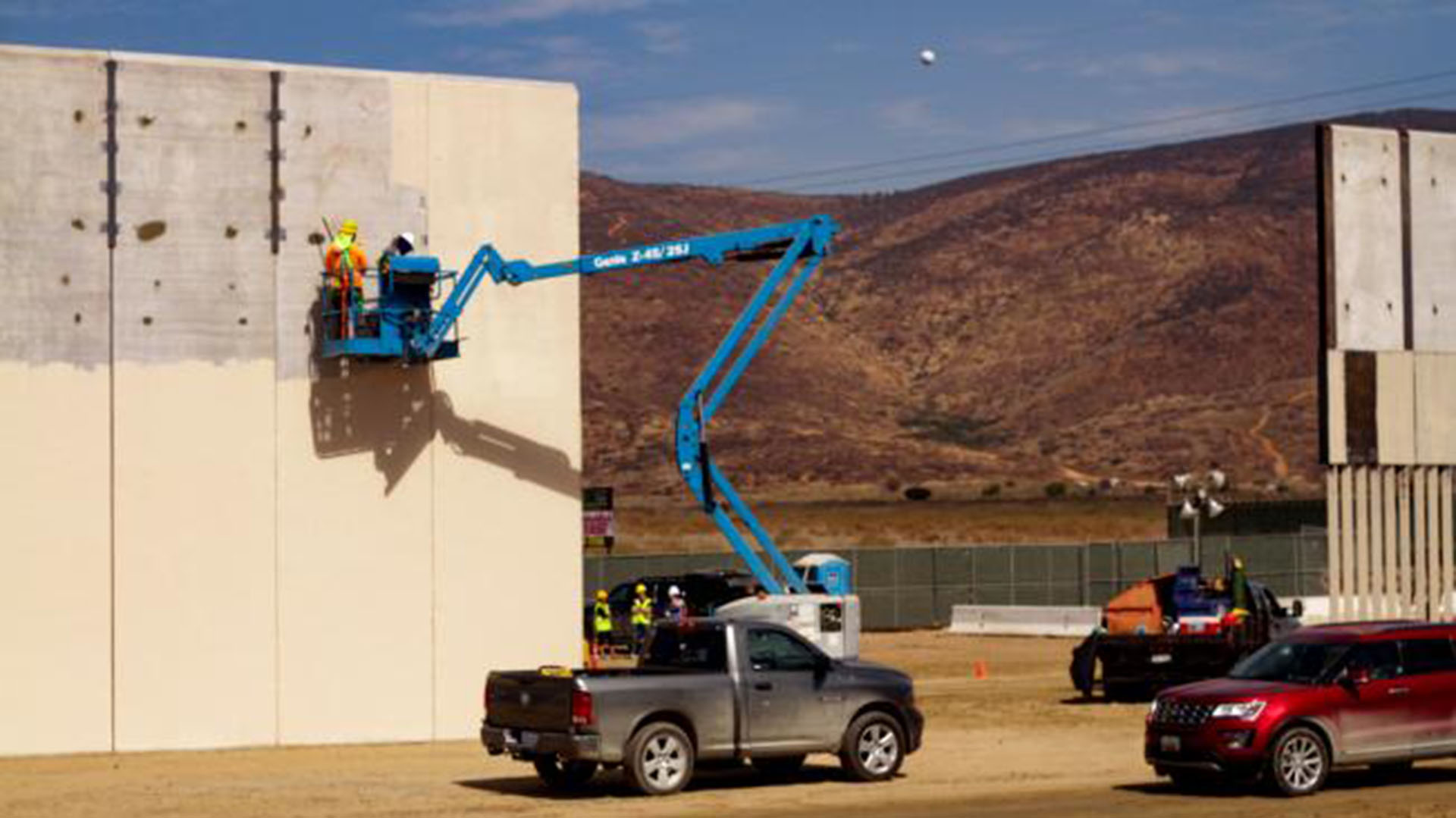 Un prototipo del muro en en la frontera de los Estados Unidos con Tijuana, México