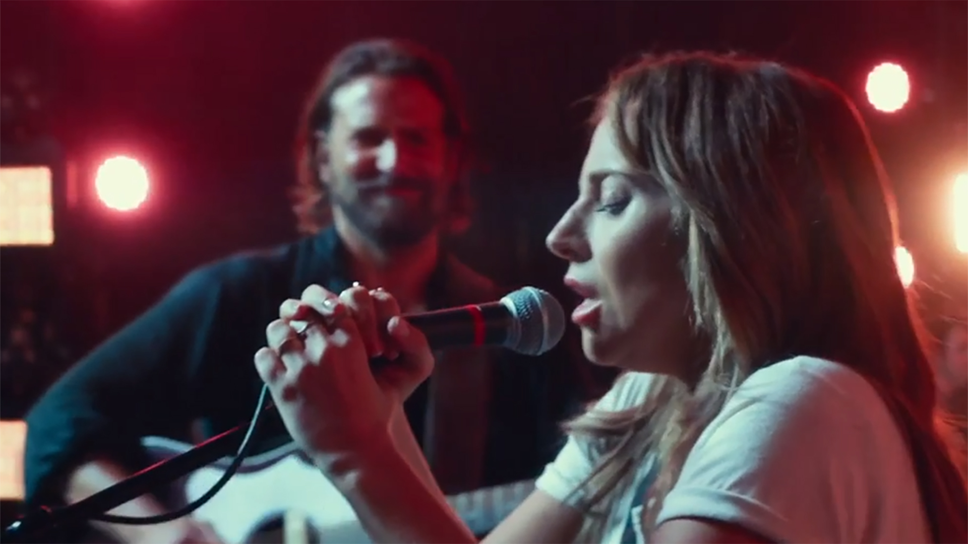 Lady Gaga y Bradley Cooper en “A Star is Born”, una de las favoritas en los Globos de Oro 2019