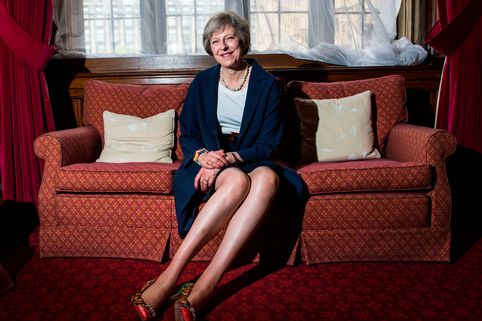 Theresa May enseño pierna en escotada falda