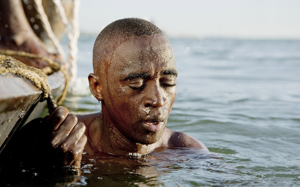 Philip Lee Harvey, Reino Unido. Mejor foto individual en la categoría “Viaje”.Río Níger, Mali. Los nadadores de la arena bajan hasta el fondo sin tanques de oxígeno para recoger arena para las empresas constructoras. Es un trabajo muy peligroso, que deja varios muertos. (Philip Lee Harvey/www.tpoty.com)