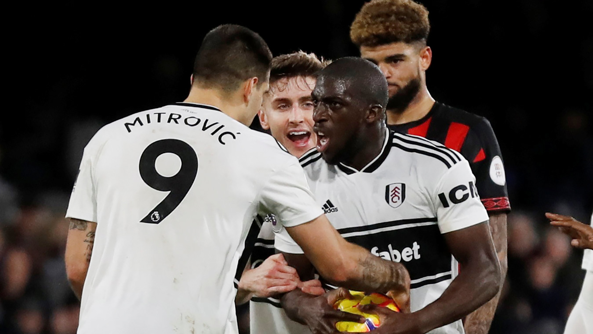 Los delanteros del Fulham discutieron por un penal