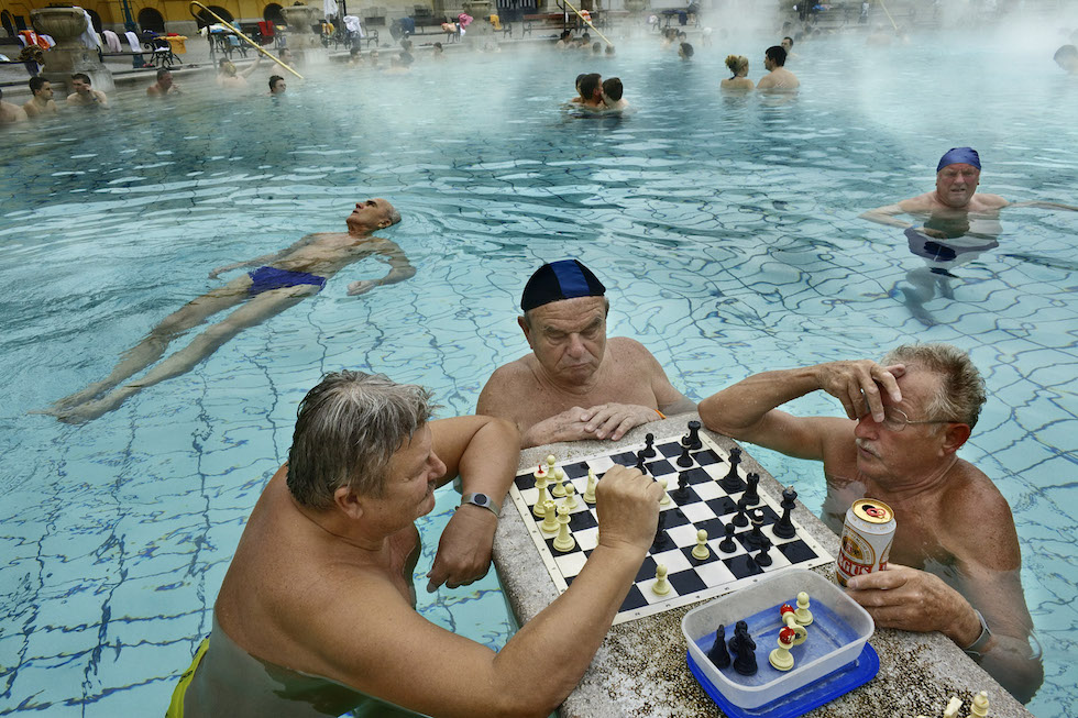 Stefano Pensotti, Italia. Mejor fotógrafo.Budapest, Hungría. Los baños termales Széchenyi, contruidos en 1913, son los más populares entres los habitantes de Budapest (Stefano Pensotti/www.tpoty.com)