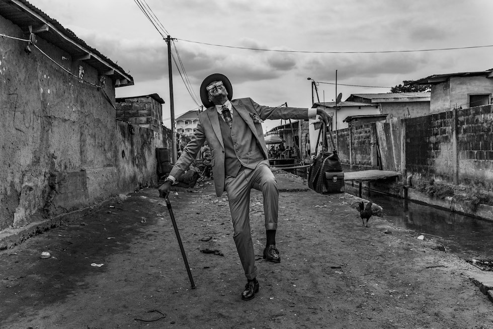 Tariq Zaidi, Reino Unido. Mención para el portfolio en la categoría “Caras, personas y culturas”Brazzaville, Congo. Elie, 45 años, por las calles de Brazzaville. Desde 35 anni es un “sapeur”, un miembro de un movimiento cultural congolés inspirado al dandismo. Su colorida vestimenta le genera alegría a él y a la comunidad (Tariq Zaidi/www.tpoty.com)