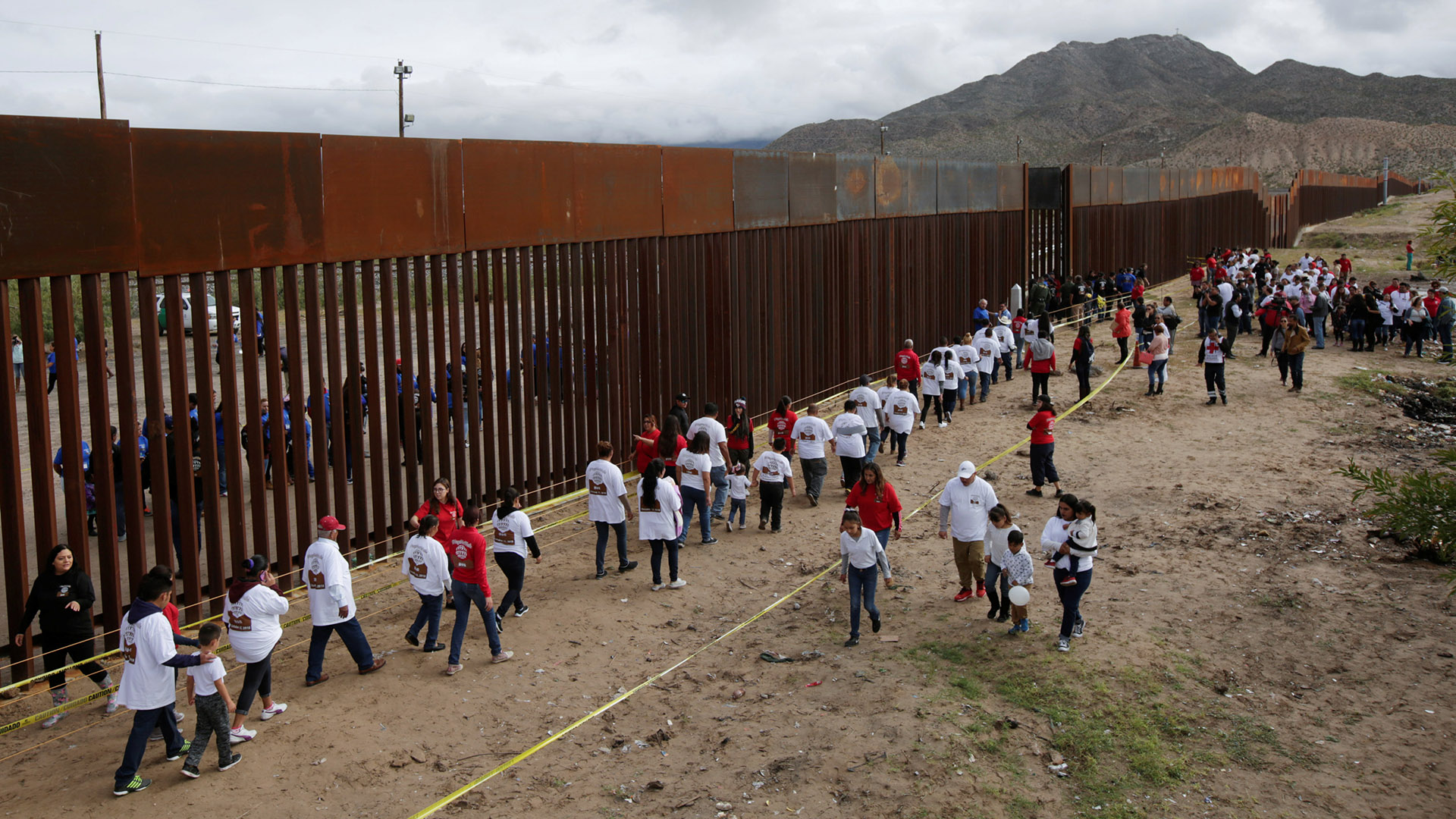 Migrantes se reúnen con familiares en la frontera (Foto: Reuters)