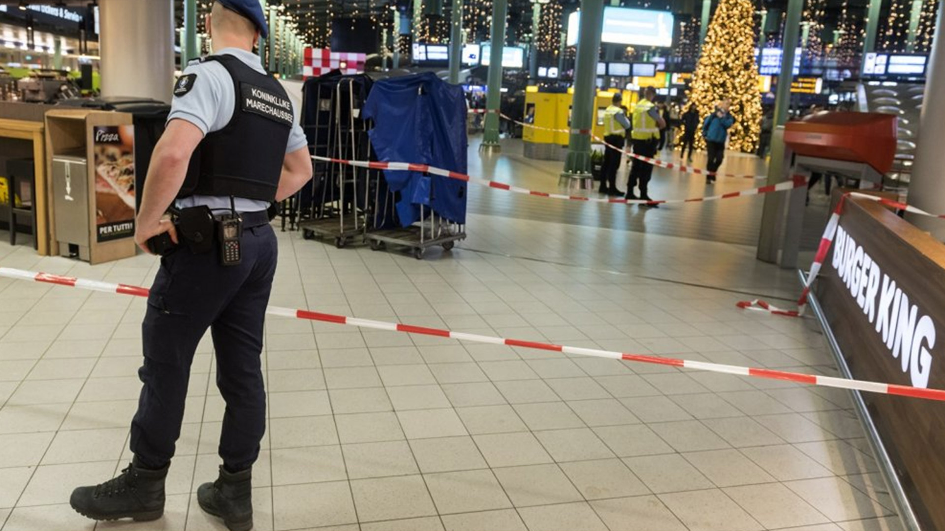 Evacuaron el aeropuerto de Ámsterdam por una amenaza de bomba