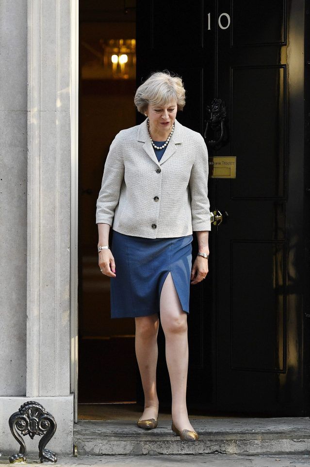 Theresa May enseño pierna en escotada falda 