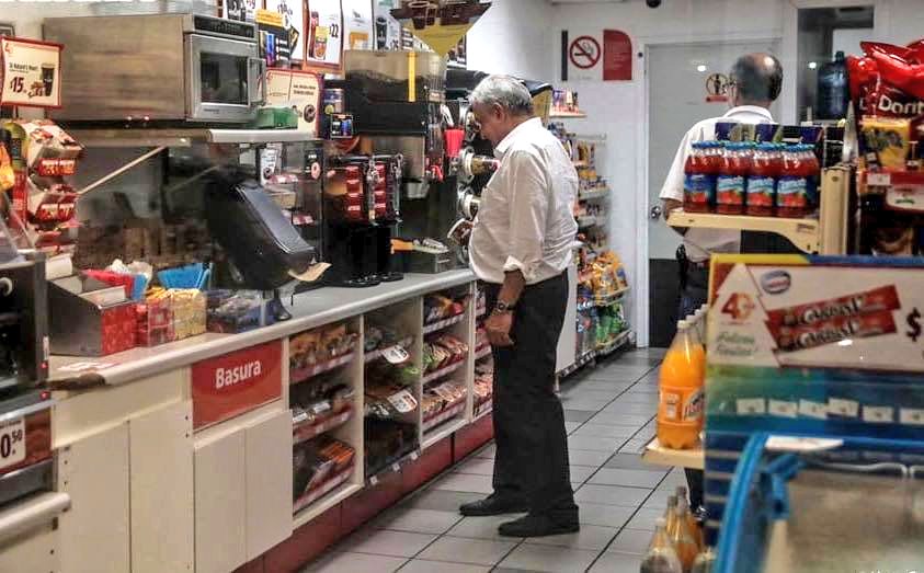 Andrés Manuel López Obrador en un Oxxo. (Foto: Twitter)