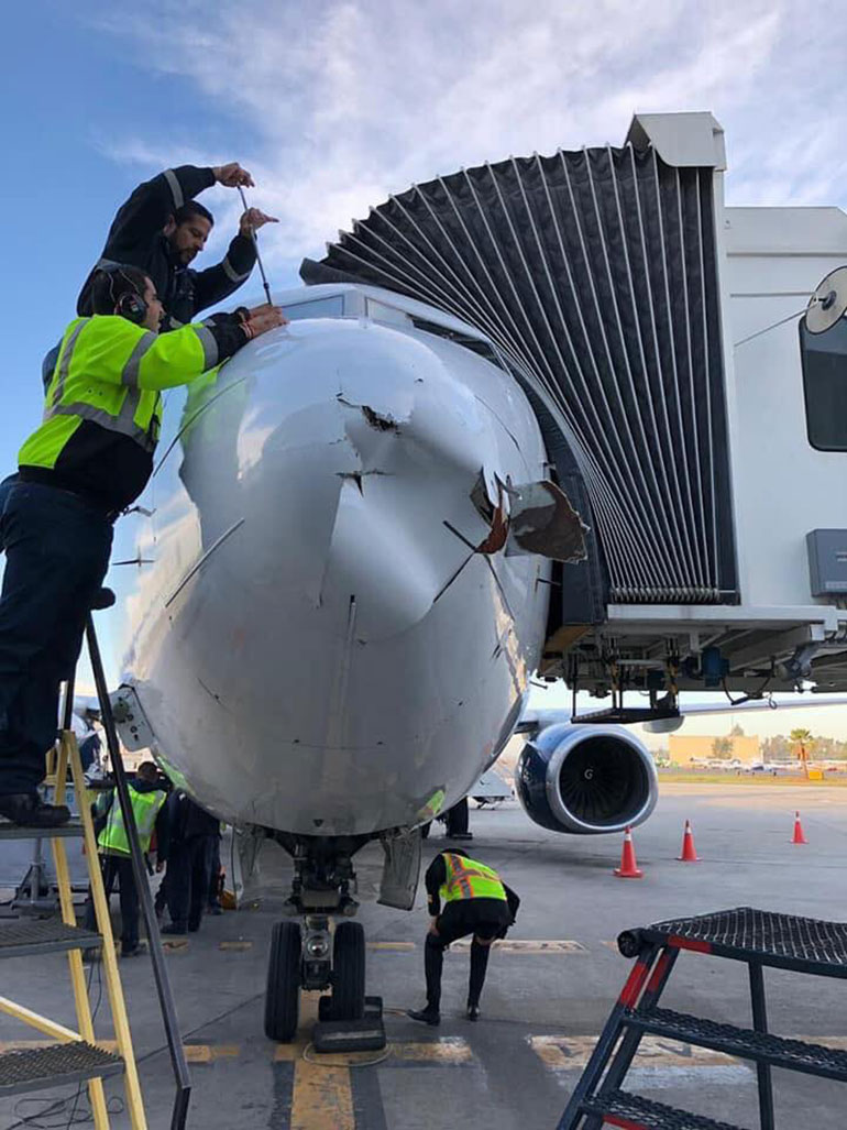 La aeronave permaneció en tierra para la evaluación de daños. (Foto: Cortesía Transporder 1200)