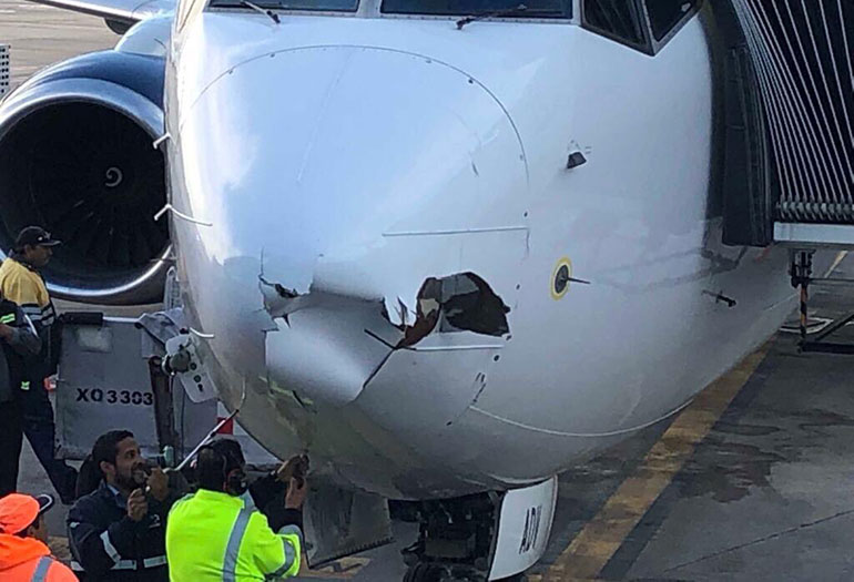 Un avión de Aeroméxico chocó con un artefacto en el aire que al parecer era un dron