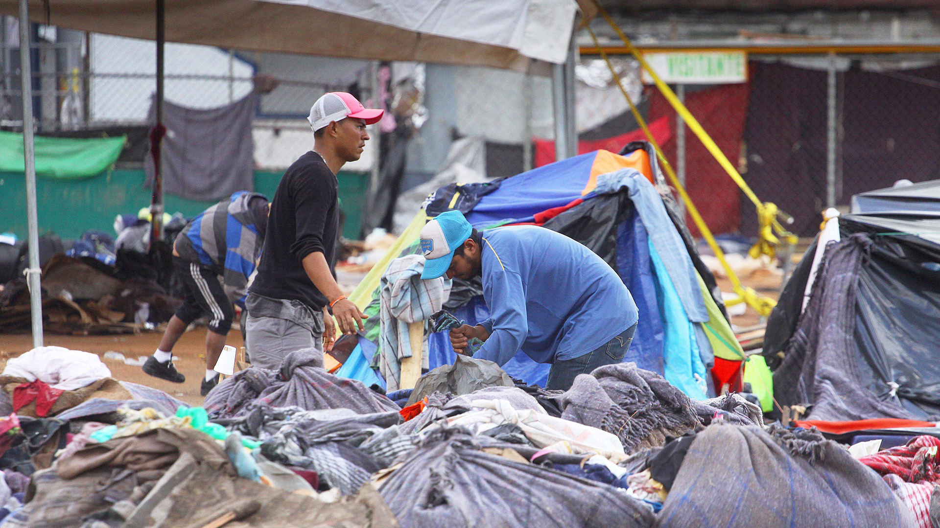 Los migrantes centroamericanos recogieron sus pocas pertenencias del albergue Benito Juárez. (Foto: EFE)