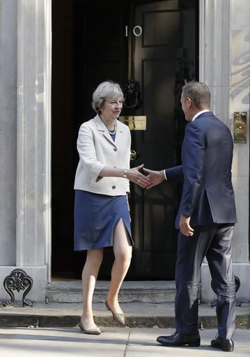 Theresa May enseño pierna en escotada falda 