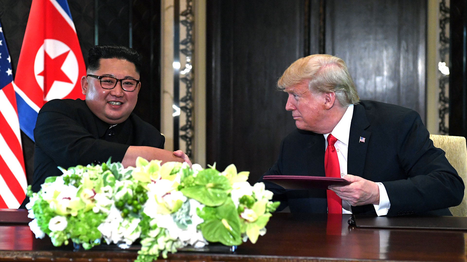 Trump y Kim durante la firma del documento (AFP)