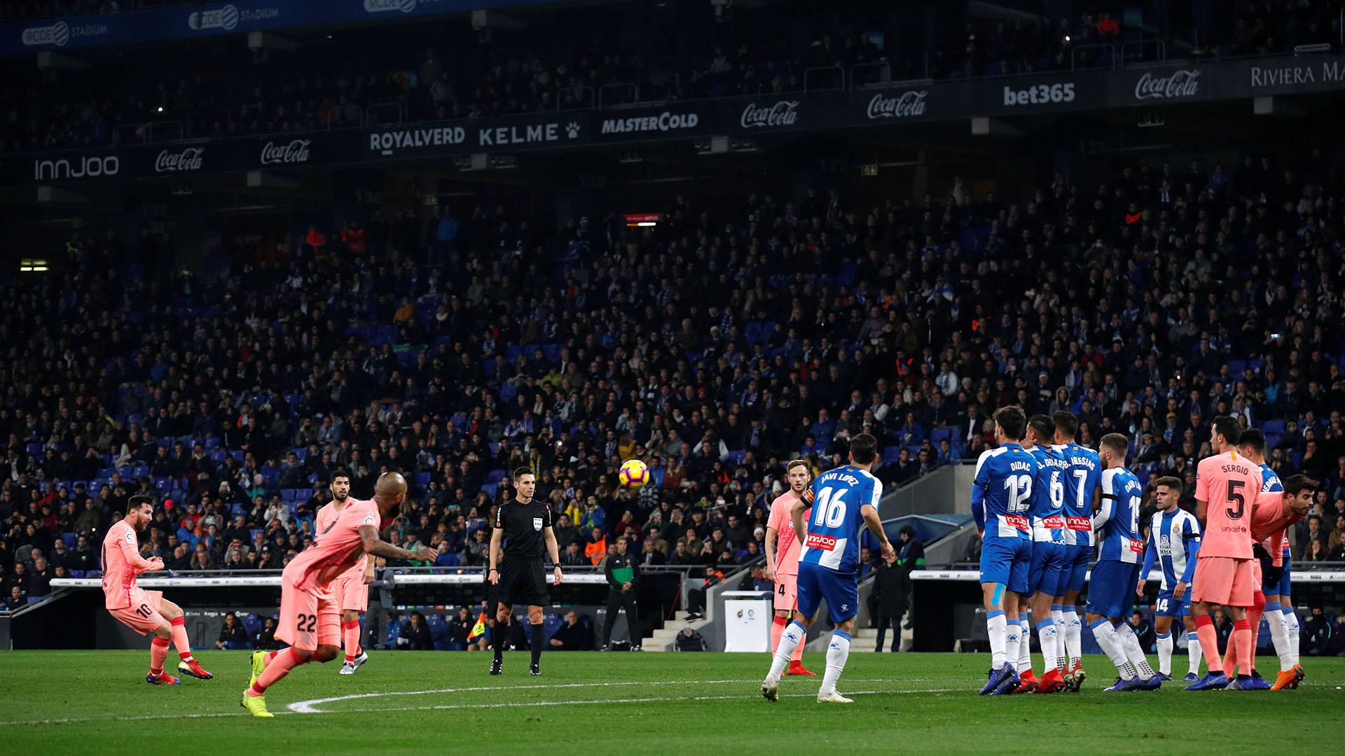 El majestuoso gol de tiro libre de Lionel Messi para abrir el derby entre Barcelona y Espanyol