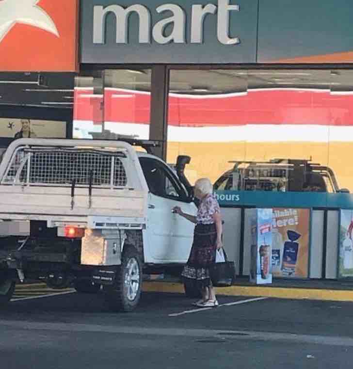 Vio a una anciana solitaria haciendo compras navideñas y las pagó por ella. Le recordó a su abuela